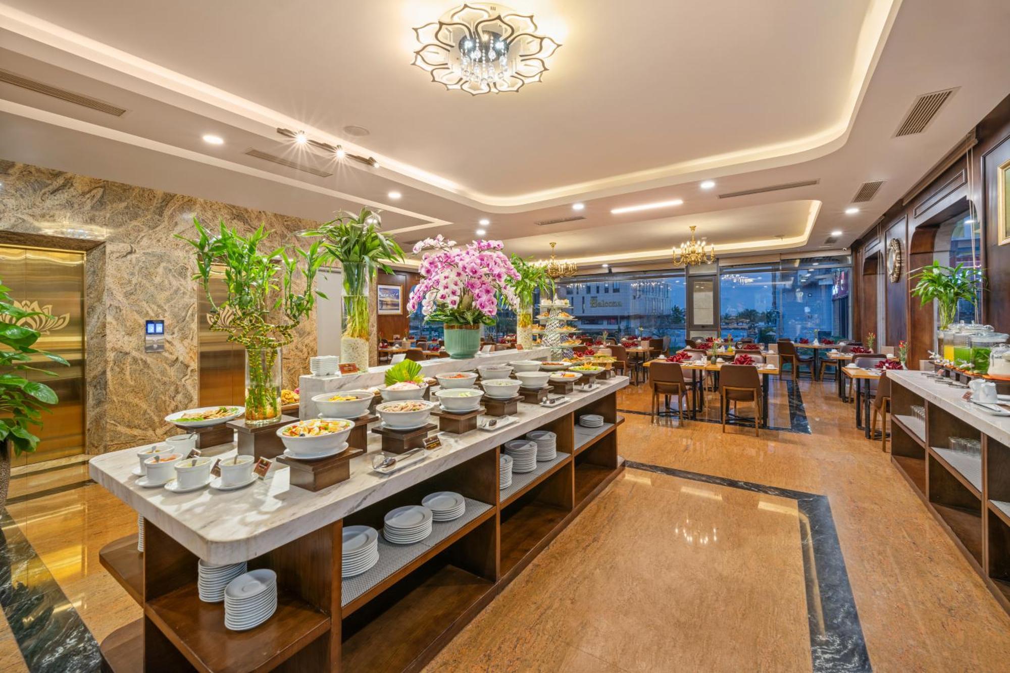 Golden Lotus Hotel Da Nang - Rooftop Bar Sea View מראה חיצוני תמונה