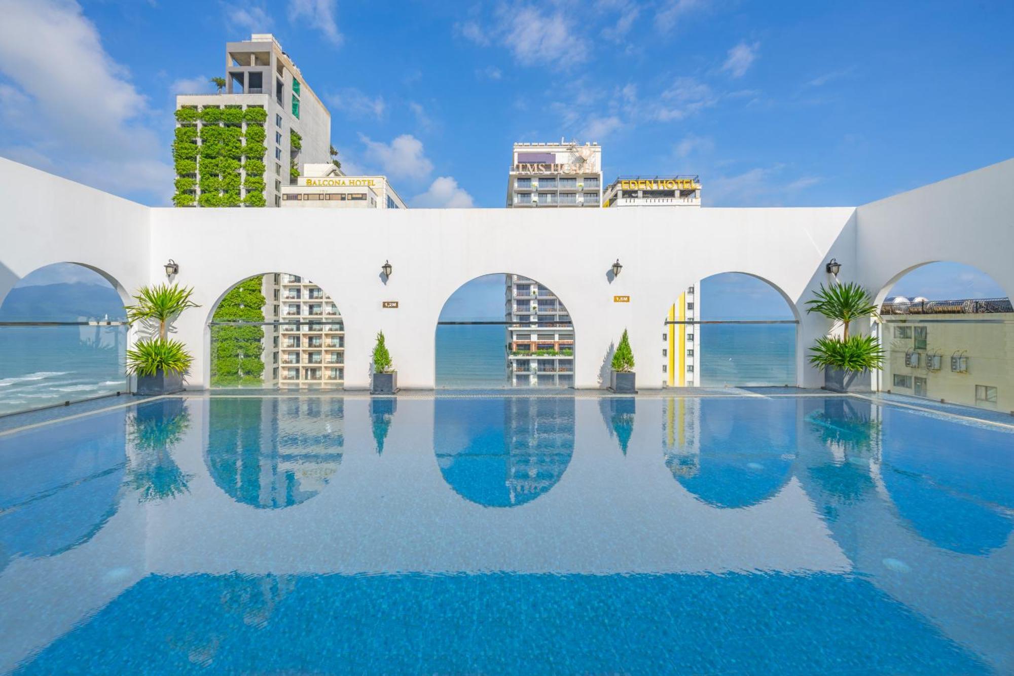 Golden Lotus Hotel Da Nang - Rooftop Bar Sea View מראה חיצוני תמונה