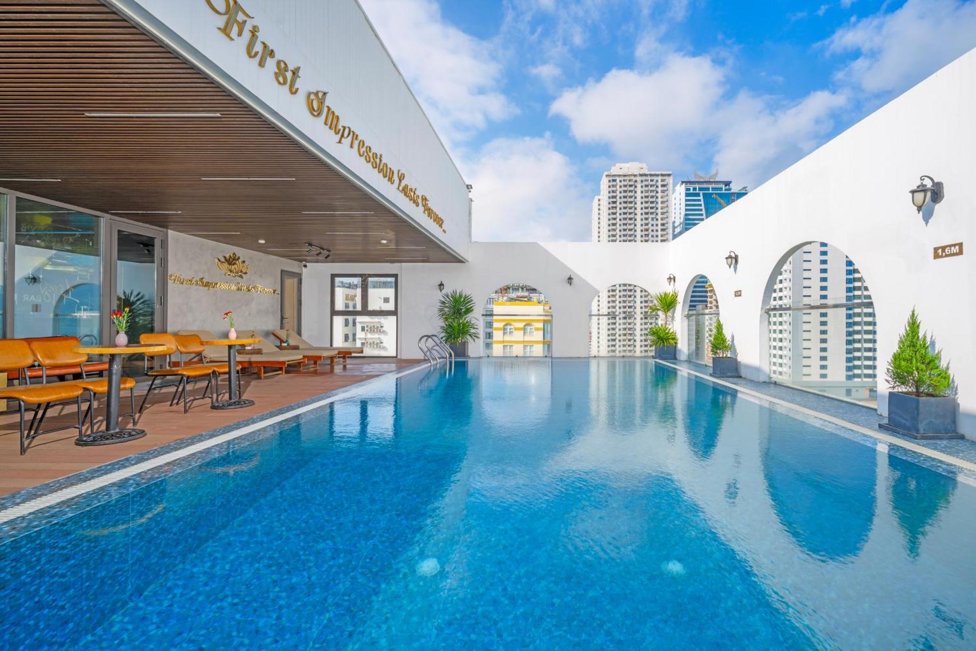 Golden Lotus Hotel Da Nang - Rooftop Bar Sea View מראה חיצוני תמונה