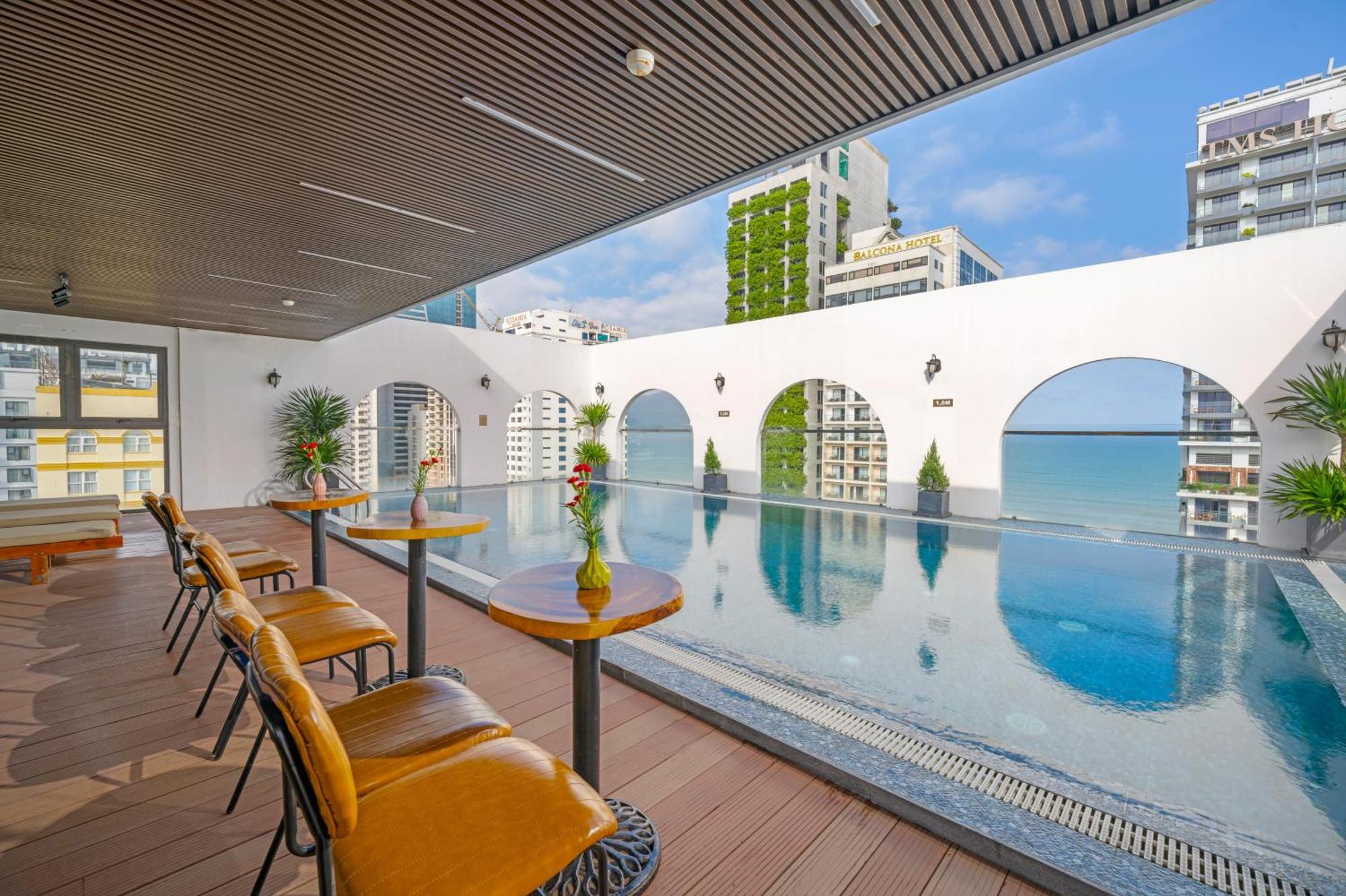 Golden Lotus Hotel Da Nang - Rooftop Bar Sea View מראה חיצוני תמונה