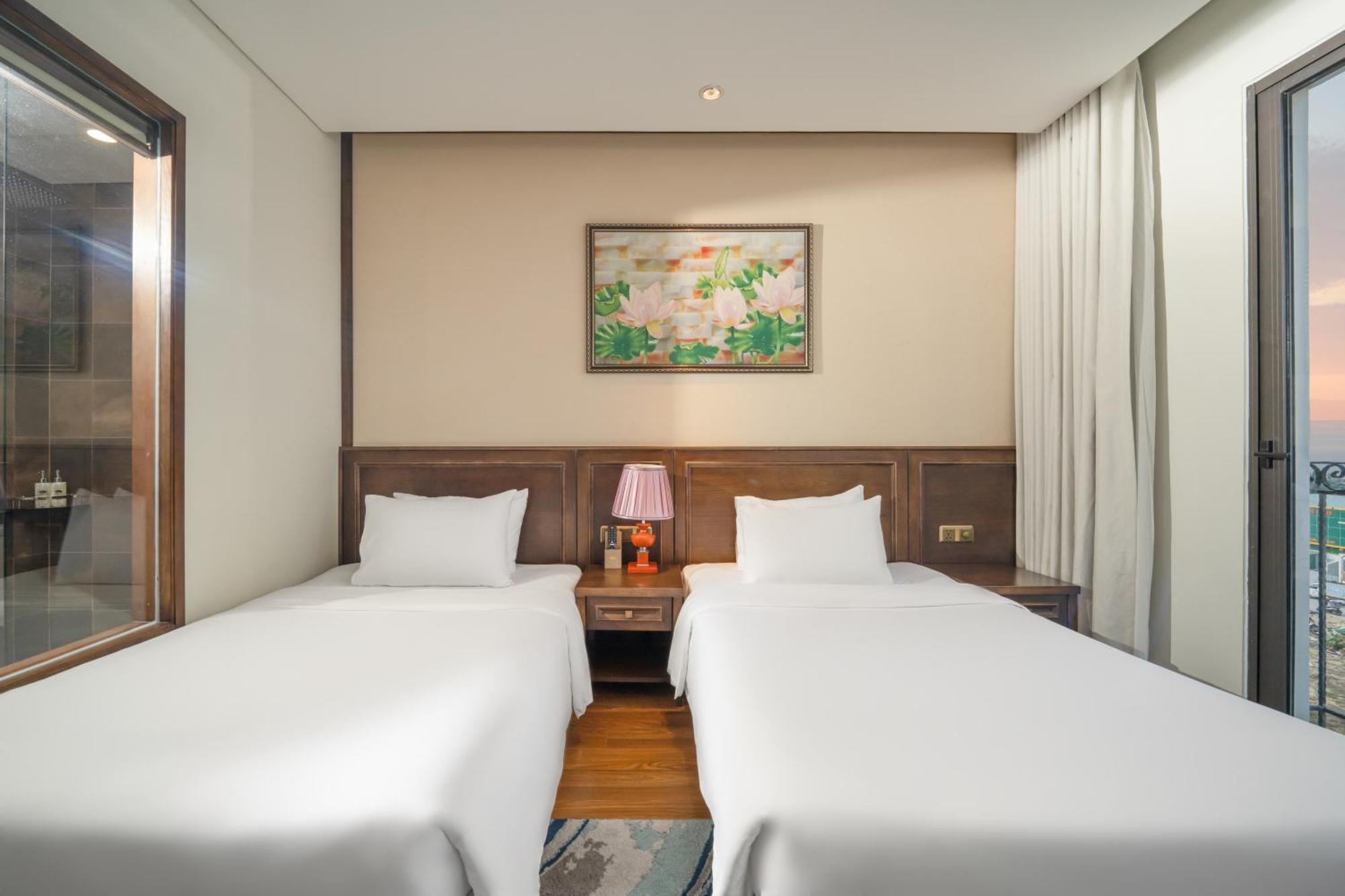 Golden Lotus Hotel Da Nang - Rooftop Bar Sea View מראה חיצוני תמונה