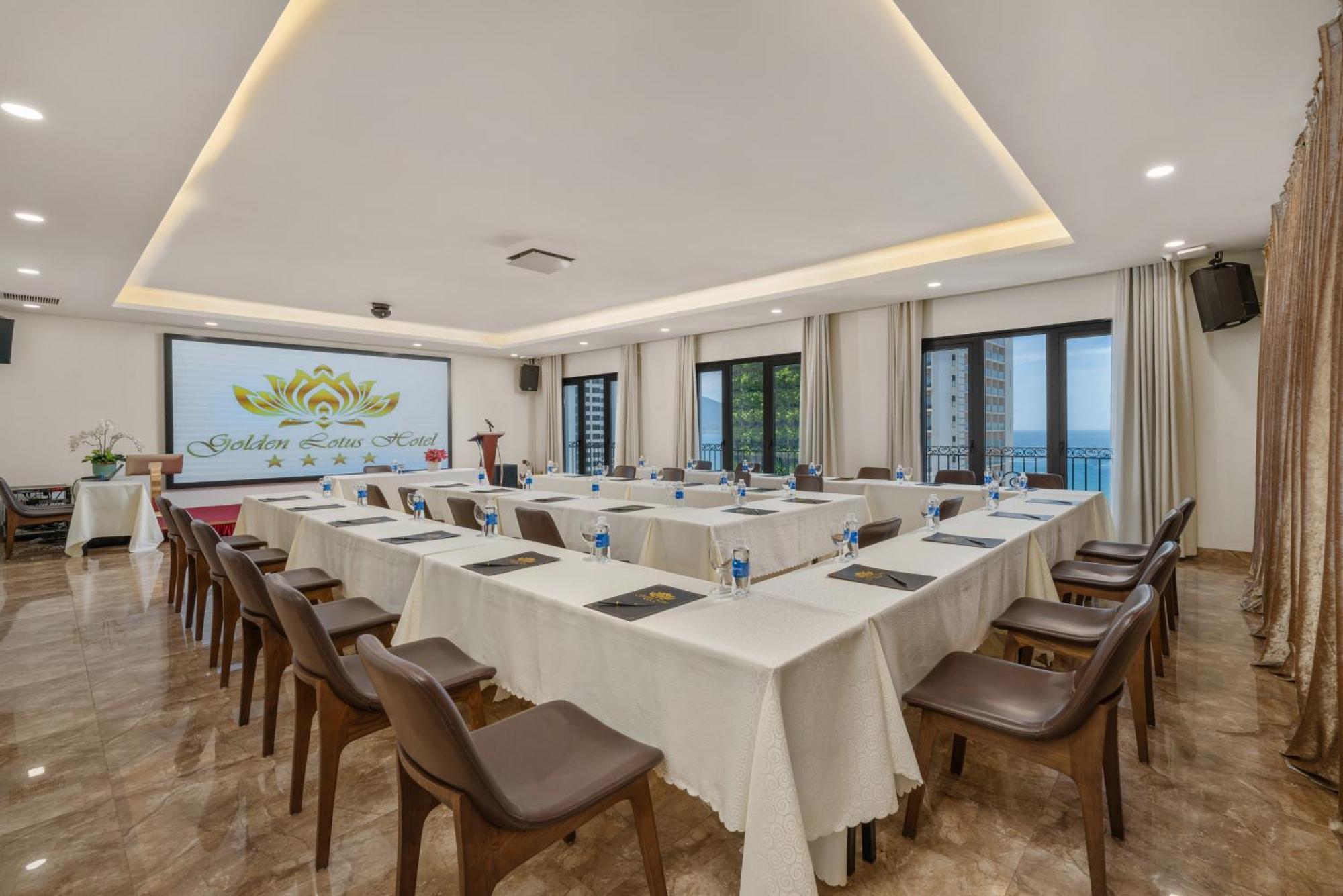 Golden Lotus Hotel Da Nang - Rooftop Bar Sea View מראה חיצוני תמונה